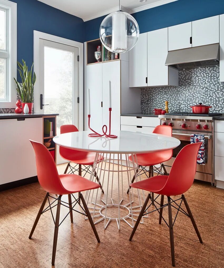 кухня с яркими акцентами. яркие акценты в интерьере кухни. кухня с яркими акцентами в современном стиле. кухня с оранжевыми акцентами. акценты в интерьере кухни.