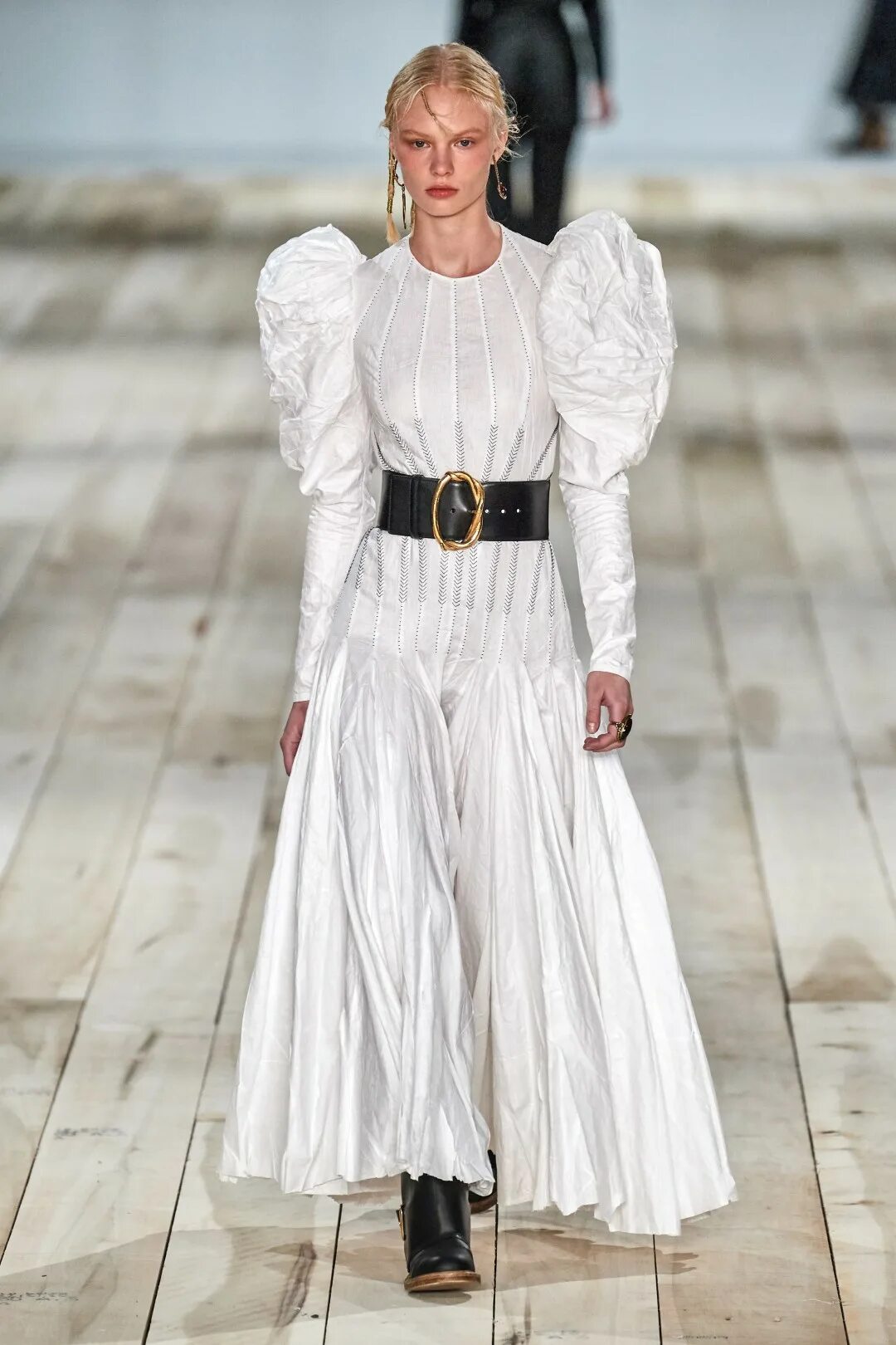 Mcqueen одежда. Платья alexander mcqueen 2025.