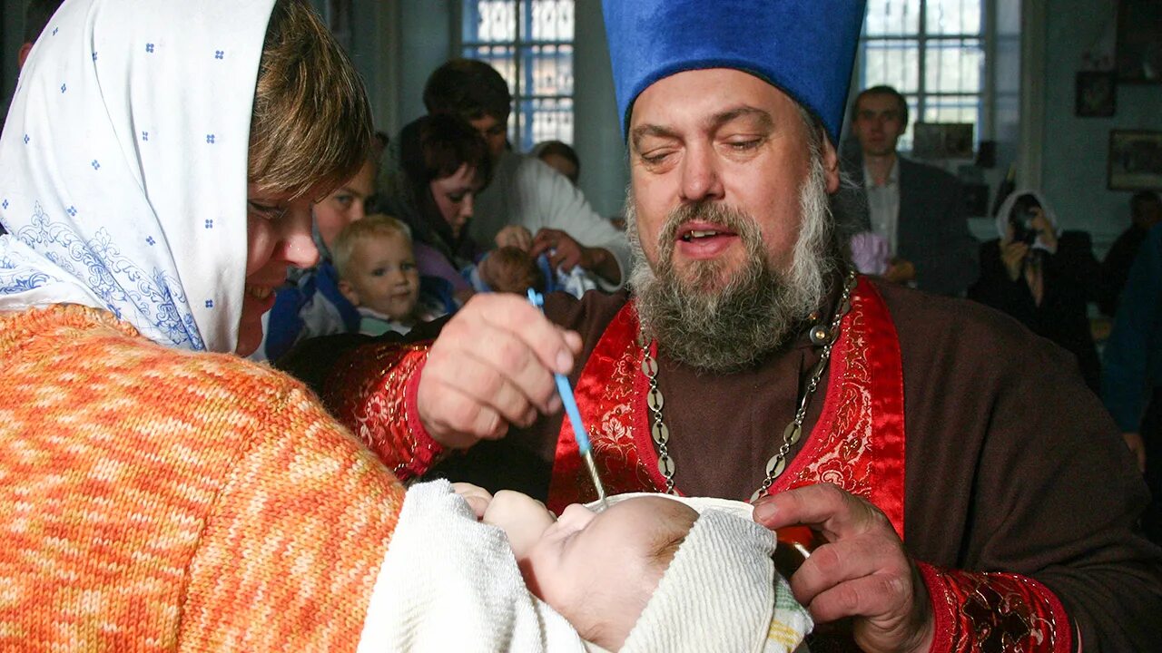 Крещение ребенка. Батюшка покрестил. Священник крестит ребенка. Поп крестит гифка. Поп батюшка.