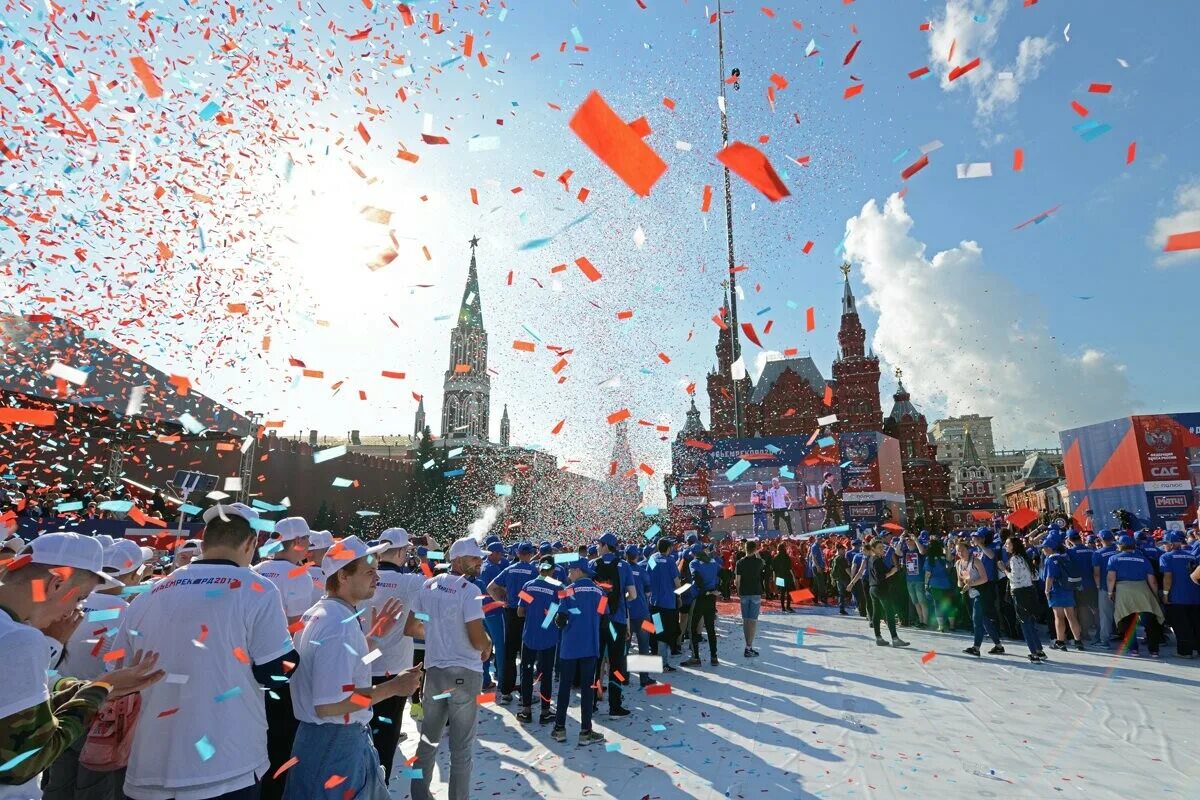 Как прошли праздники в москве. Красная площадь праздник. Праздник на красной ПЛОЗАД. Гуляния на красной площади. Празднования в России.