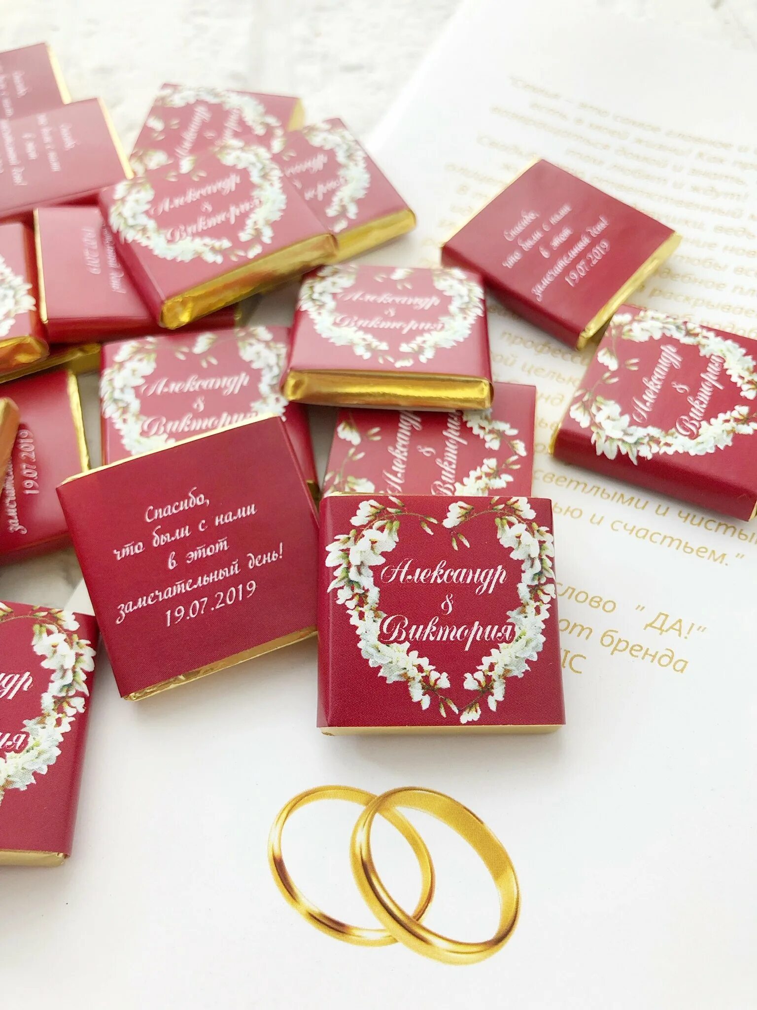 свадебные букеты с конфетами. подарок невесте. конфеты для невесты. маленькие коробочки для подарков. красивые подарки для невесты.