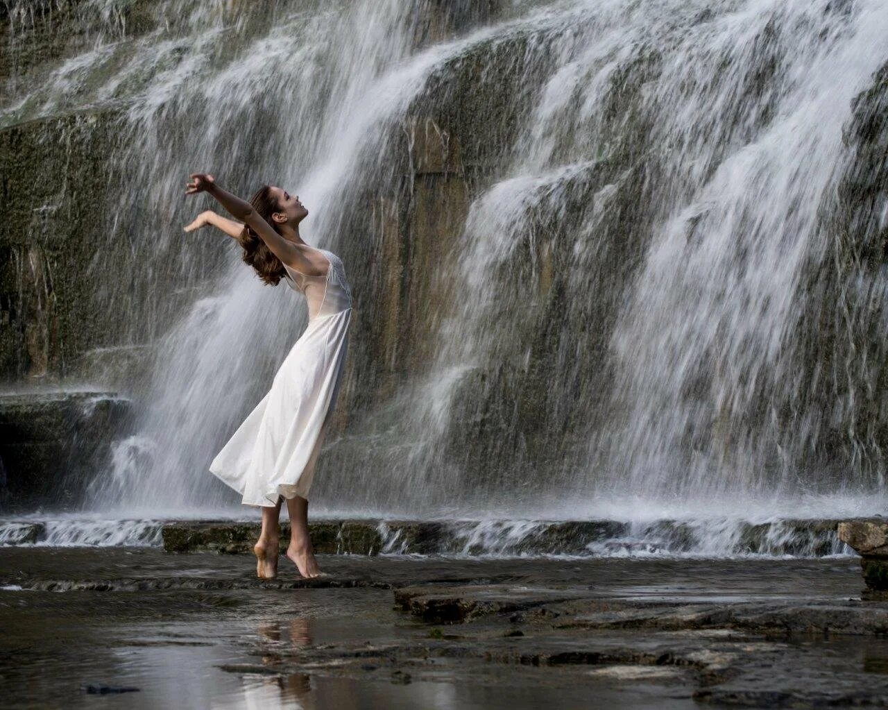 Девушка у водопада. Девушка под водопадом. Фотосессия у водопада. Водопад и человек. Водопад летящая вода