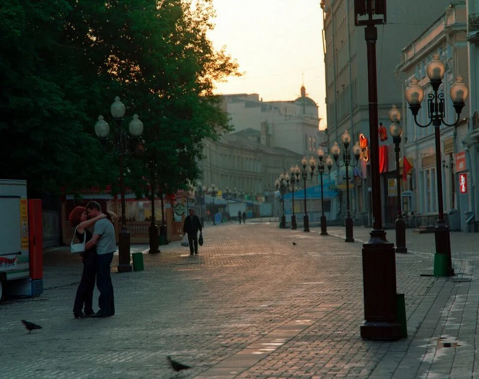 Улицы москвы лето. Пешеходная улица в Москве Арбат. Старый Арбат Москва. Арбат Москва лето. Арбат пешеходная зона.