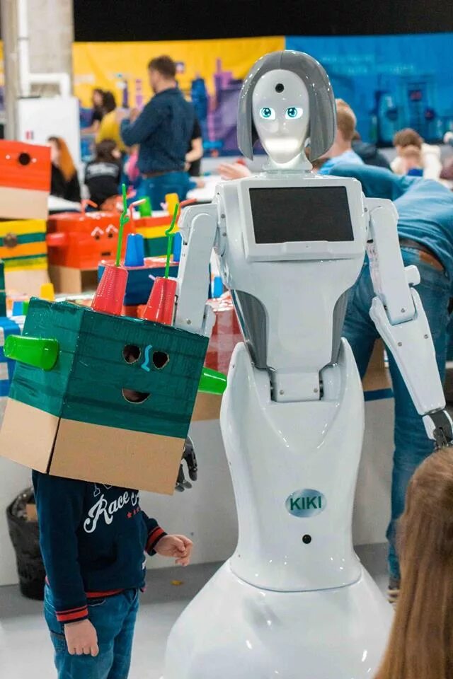 Какой робот покажи. Выставка роботов. Робот в торговом центре. Робополис выставка. Стильный робот.