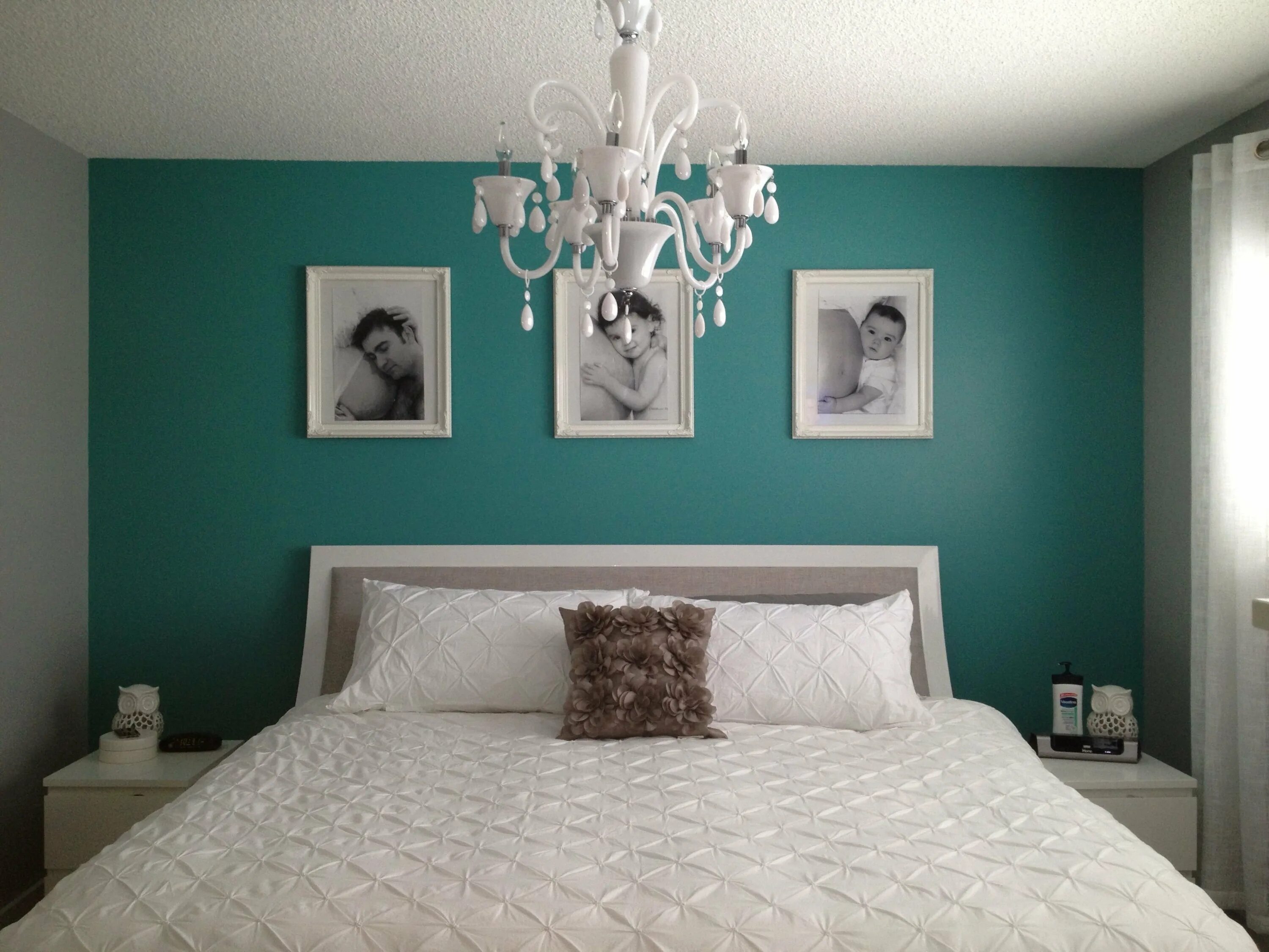 Бирюзовая спальня. Бирюзовый цвет стен. Бирюзовая краска для стен в спальню. Изумрудный цвет стен в спальне. Изумрудно серый цвет