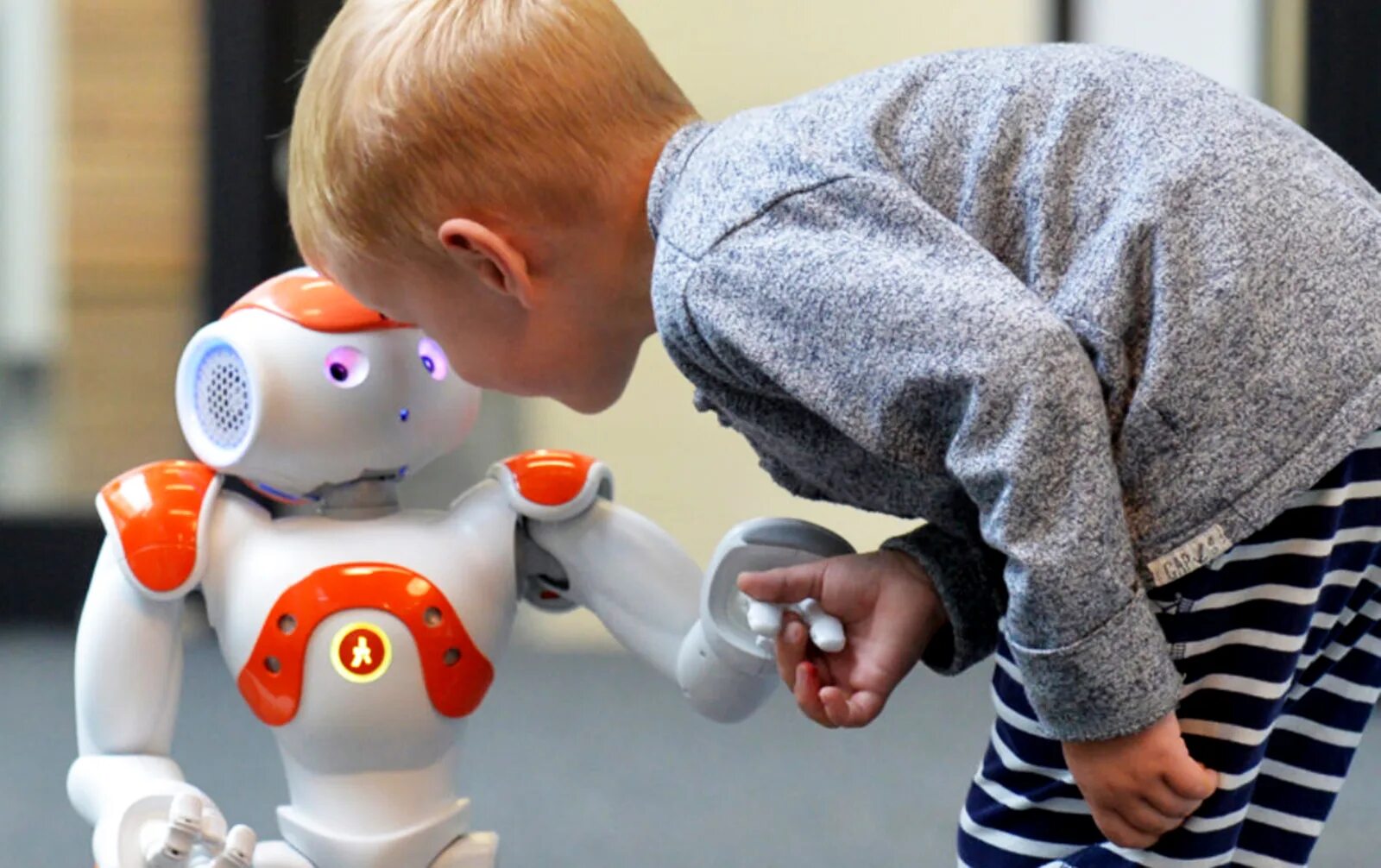 Роботы помощники в медицине. Робот. Робот людям добро. Андроид искусственный интеллект. Искусственный интеллект и роботизация.