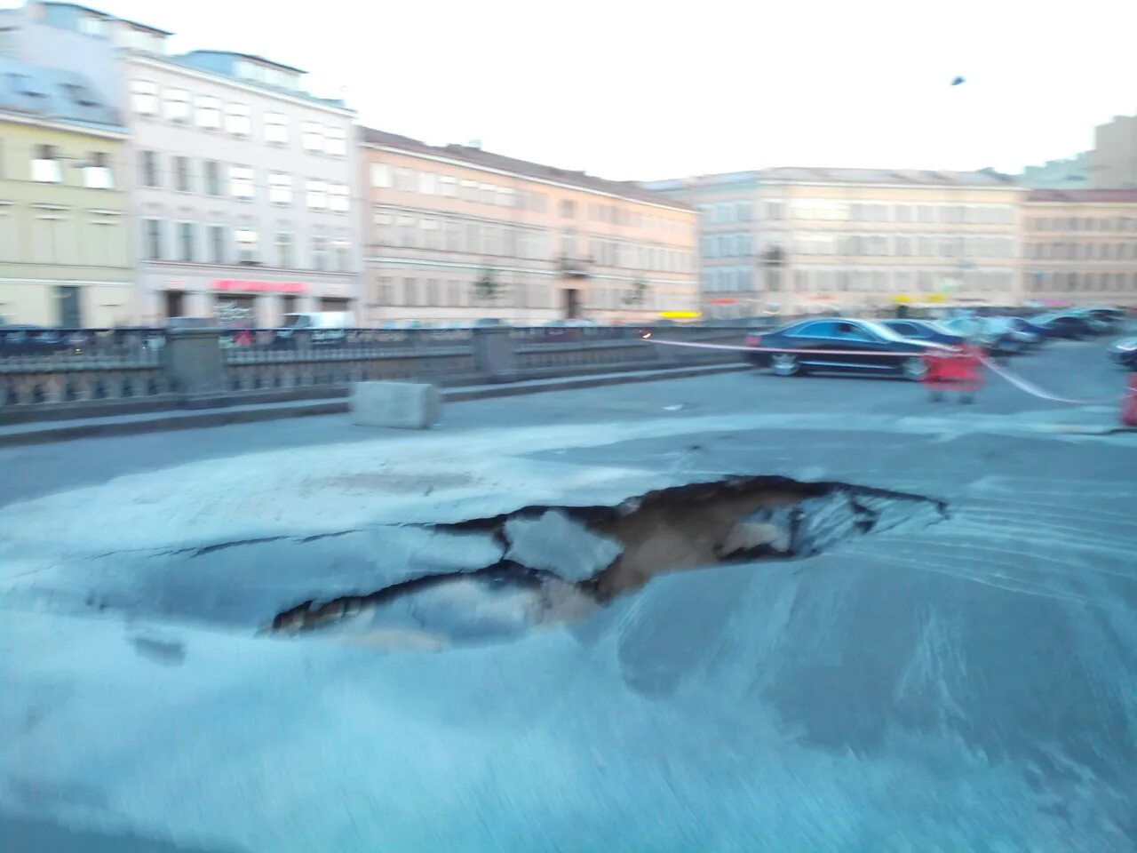 Метеорит в спб. Комета над санкт-петербургом 2022. Метеорит в спб. Метеорит в спб. Горный музей метеориты.