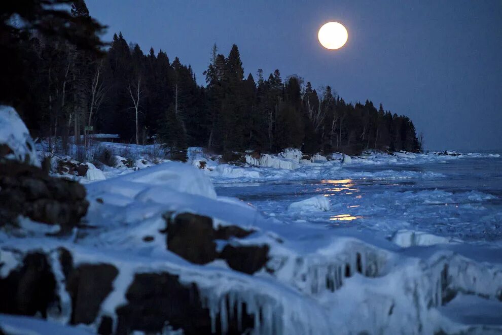 Снежная луна 2. Зимняя ночь. Зимний лес ночью. Луна зимой. Полнолуние зима.