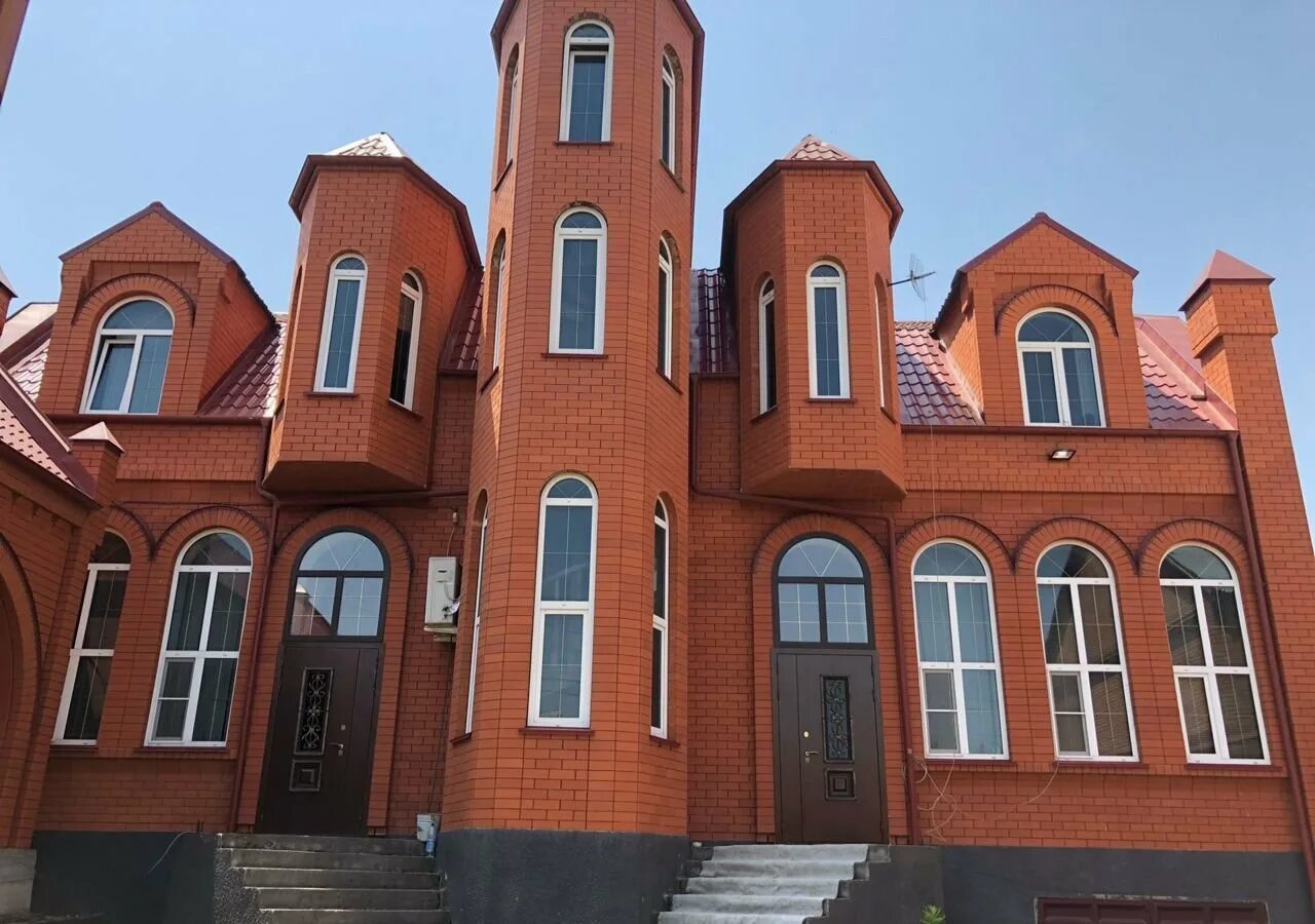 Дом ингушетии малгобек. Дом в экажево. Карабулак ингушетия. Красивые дома в республике ингушетия. Двухэтажный дом в ингушетии.