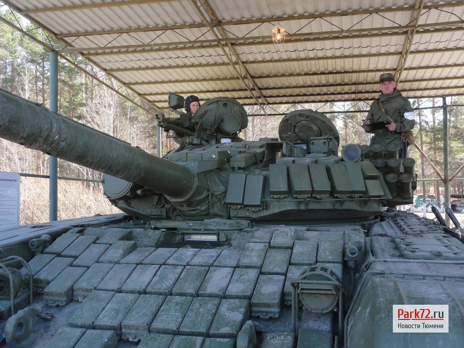 Русские танки на елисейских полях. Елань вч 31612. Т-72б. Танк т 90 на параде. Сертолово танки.