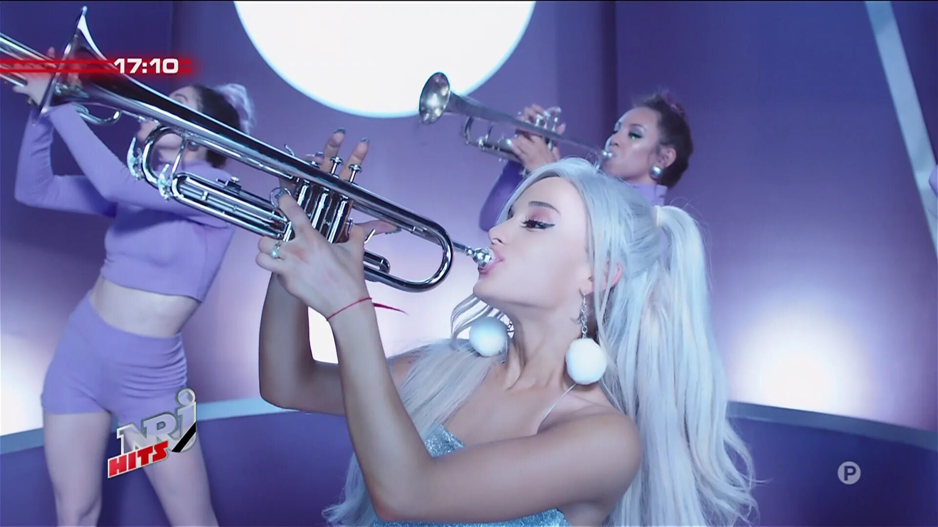 Включи бесплатное видео песню. Ariana grande MV. Ariana grande Vevo.