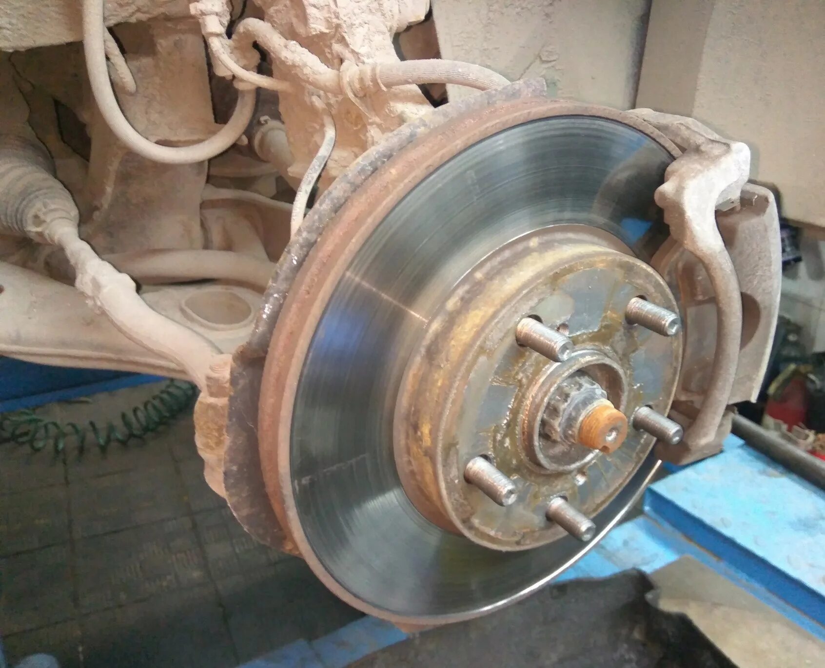 Тормозные задние колодки тойота аурис 2008 1. Тормозные колодки тойота ярис 2007. Toyota celsior тормоза. Задние тормозные диски кроун 2. Тормозной диск тойота ярис.