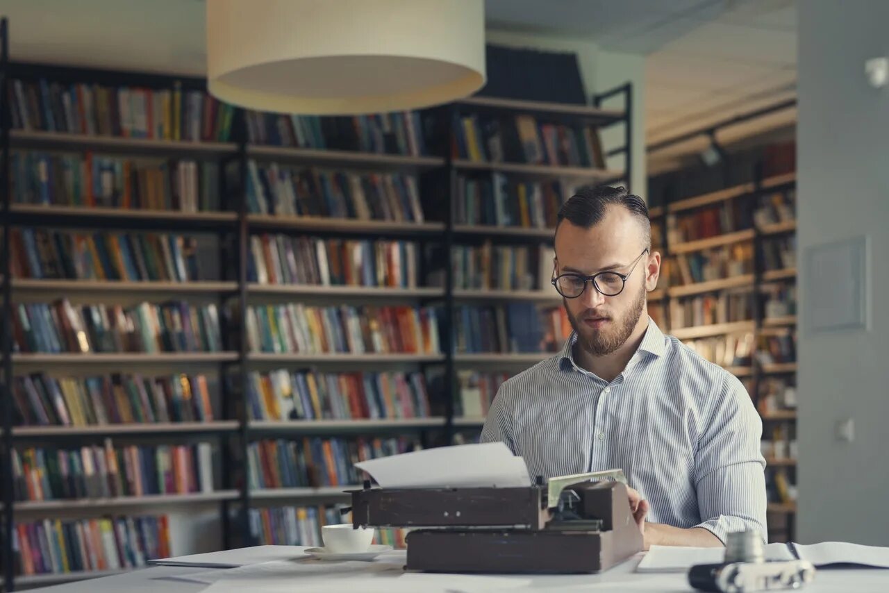 Писатель за работой. Современные Писатели. Имидж писателя. Современный писатель за работой. Работа авторам писателям