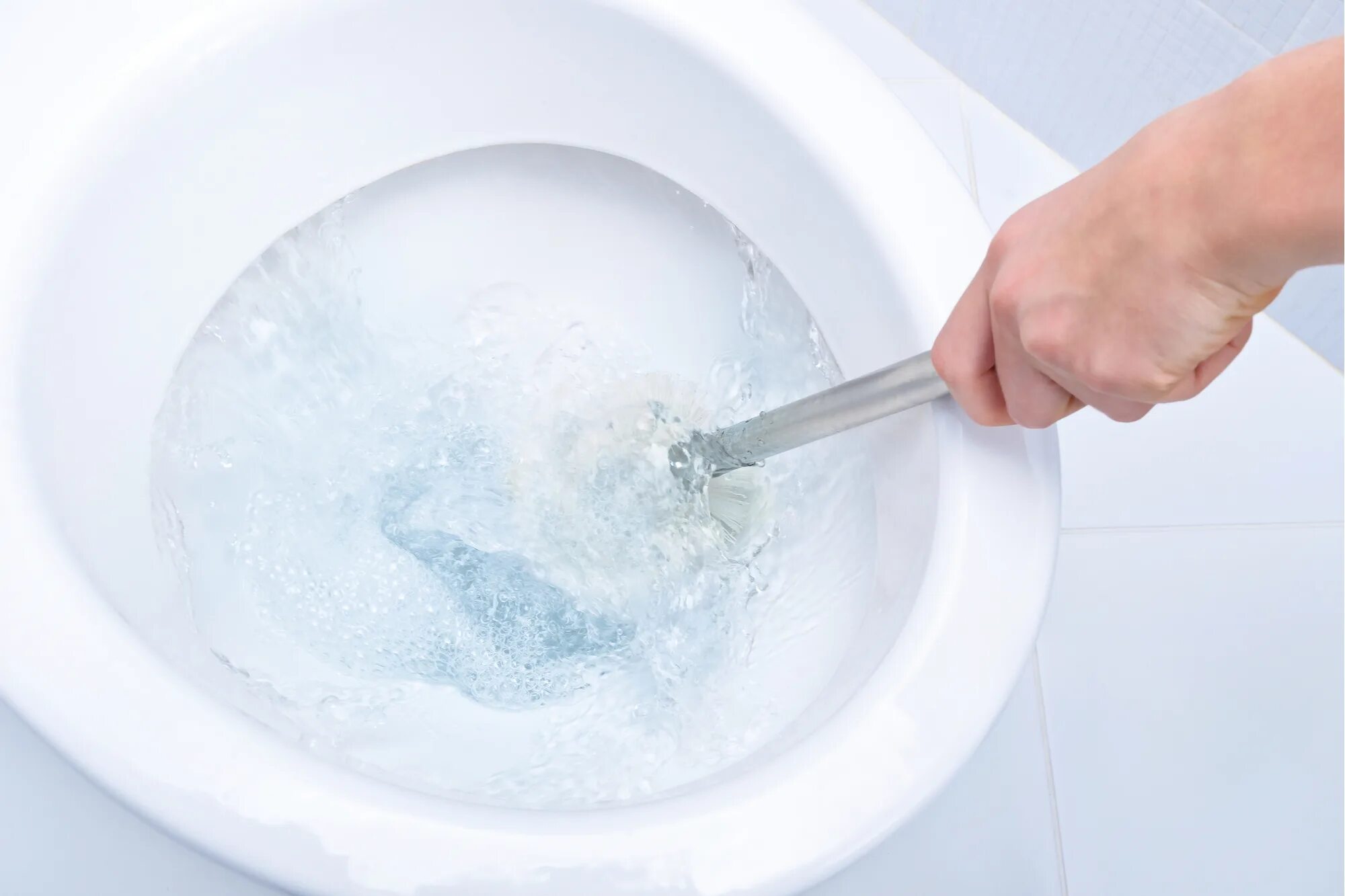 Clean toilets. Чистый унитаз. Унитаз Cleaning. Средство для унитаза чистоa. Губка для чистки унитаза.