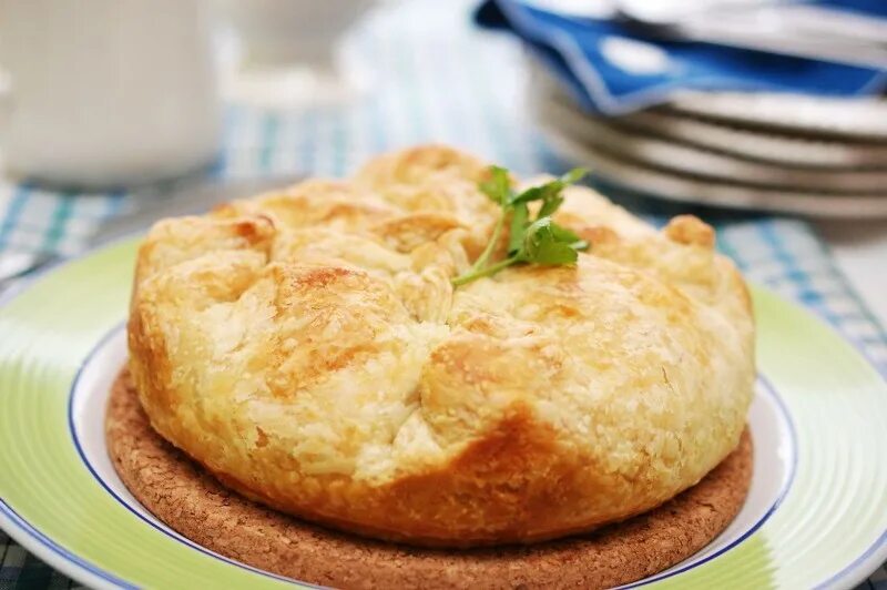 куриный пирожок. куриный пирог. пирожки с куриным фаршем. заливной пирог с курицей и сыром. пирожки с фаршем.