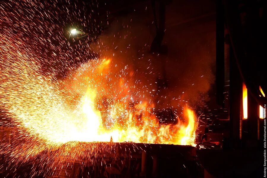 Брызги металла. Металлургия сварочного производства. Огонь в металлургии. Огонь сварка. Болгарка искры.