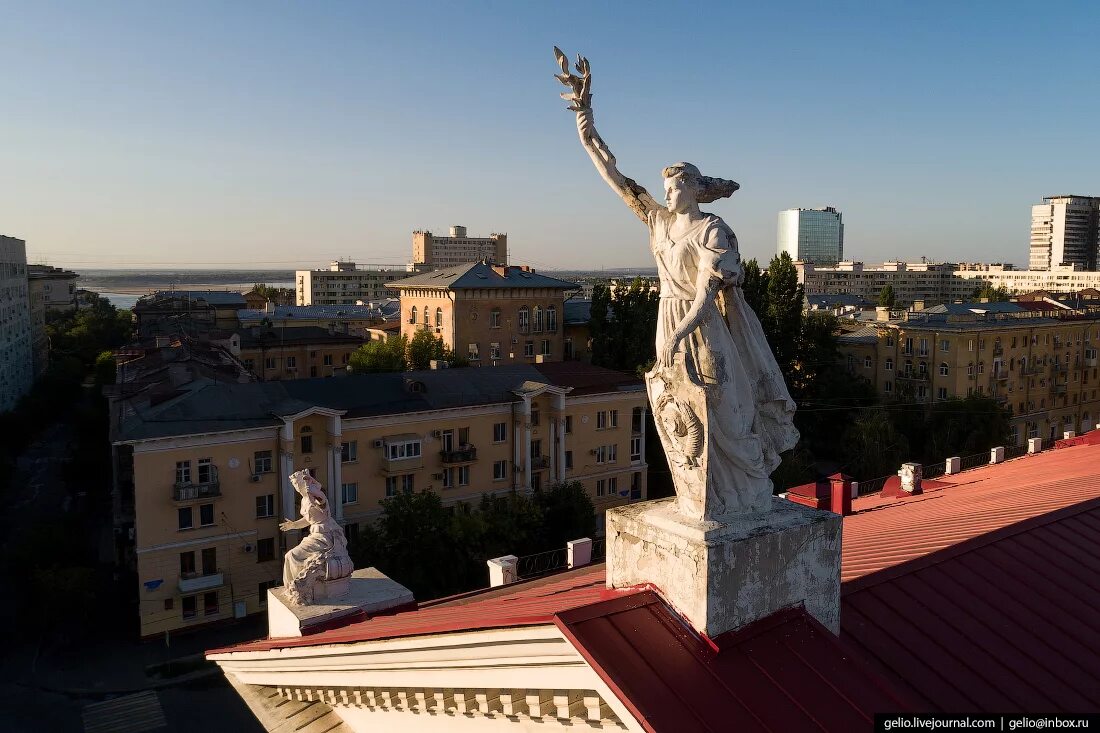 Трогательный волгоград. Волгоград достопримечательность города Волгоград. Памятник у нэта Волгоград. Волгоград архитектура города. Центр Волгограда достопримечательности.