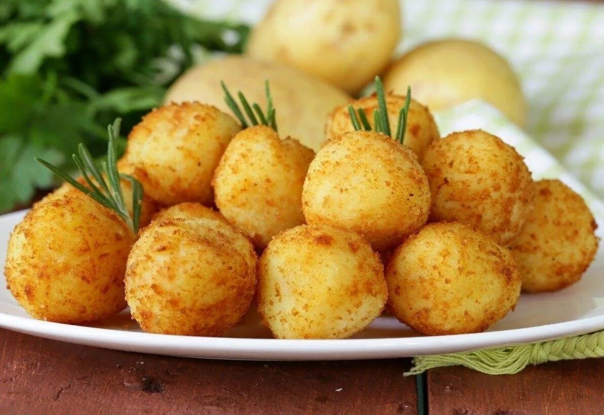 Как сделать картофельные. Картофельные шарики крокеты. картофельные шарики с сыром во фритюре. картофель паризьен. картофель шато.