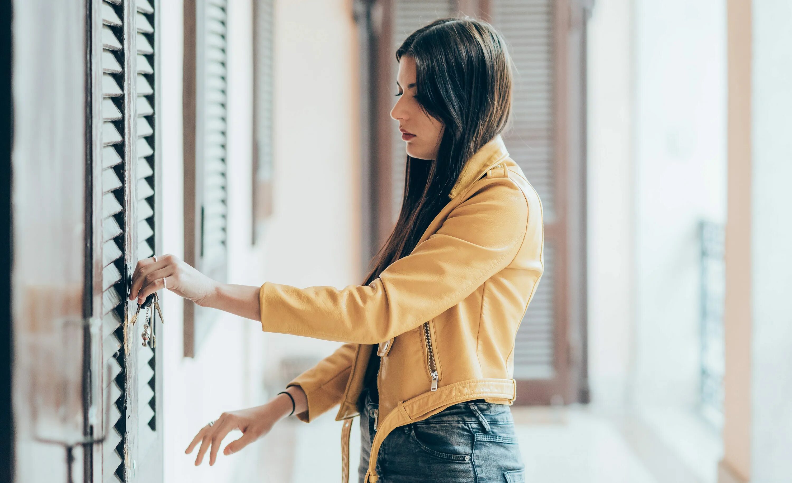 She close the door. Девушка открывает дверь. Девушка у двери. Девушка за дверью. Девушка закрывает дверь.