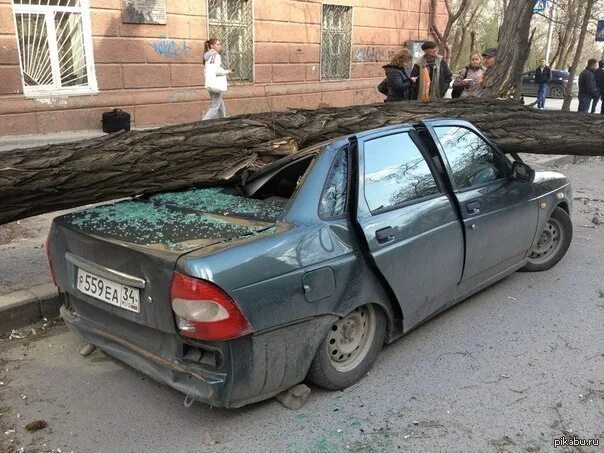 Ржавая черная Приора. Гнилая приора