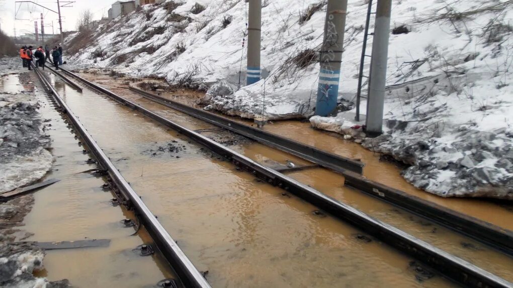 Что такое размыв насыпи сдо ржд. Пучины на железной дороге. Размыв ЖД полотна. Выброс пути. Железнодорожное полотно.