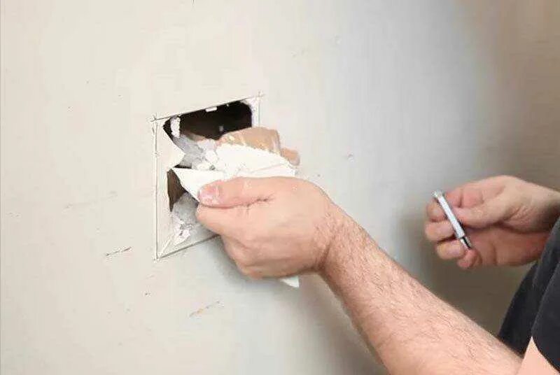 Чем закрыть отверстие в стене. Замазка отверстий в стене. Дыра в стене гипсокартон. Заделка отверстий в стене. Заделать отверстие в стене.