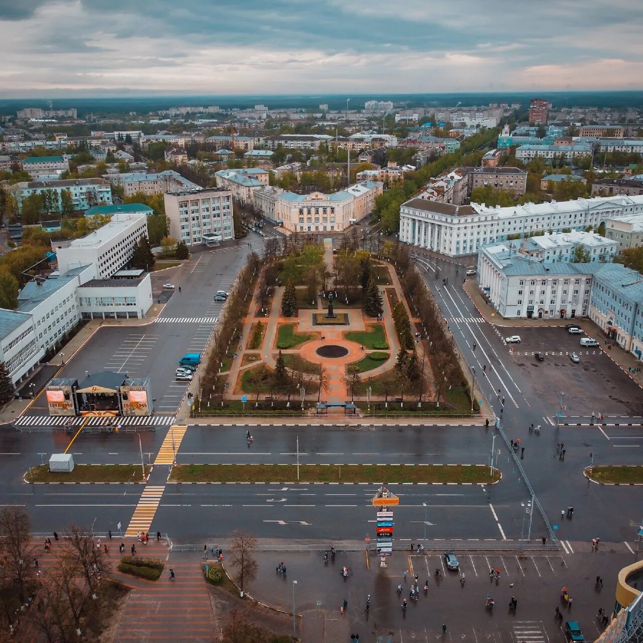 Г дзержинск ниж. Площадь Дзержинского Дзержинск. Сквер Дзержинского Дзержинск. Площадь Дзержинского Дзержинск Нижегородская область. Город Дзержинск площадь Дзержинского.