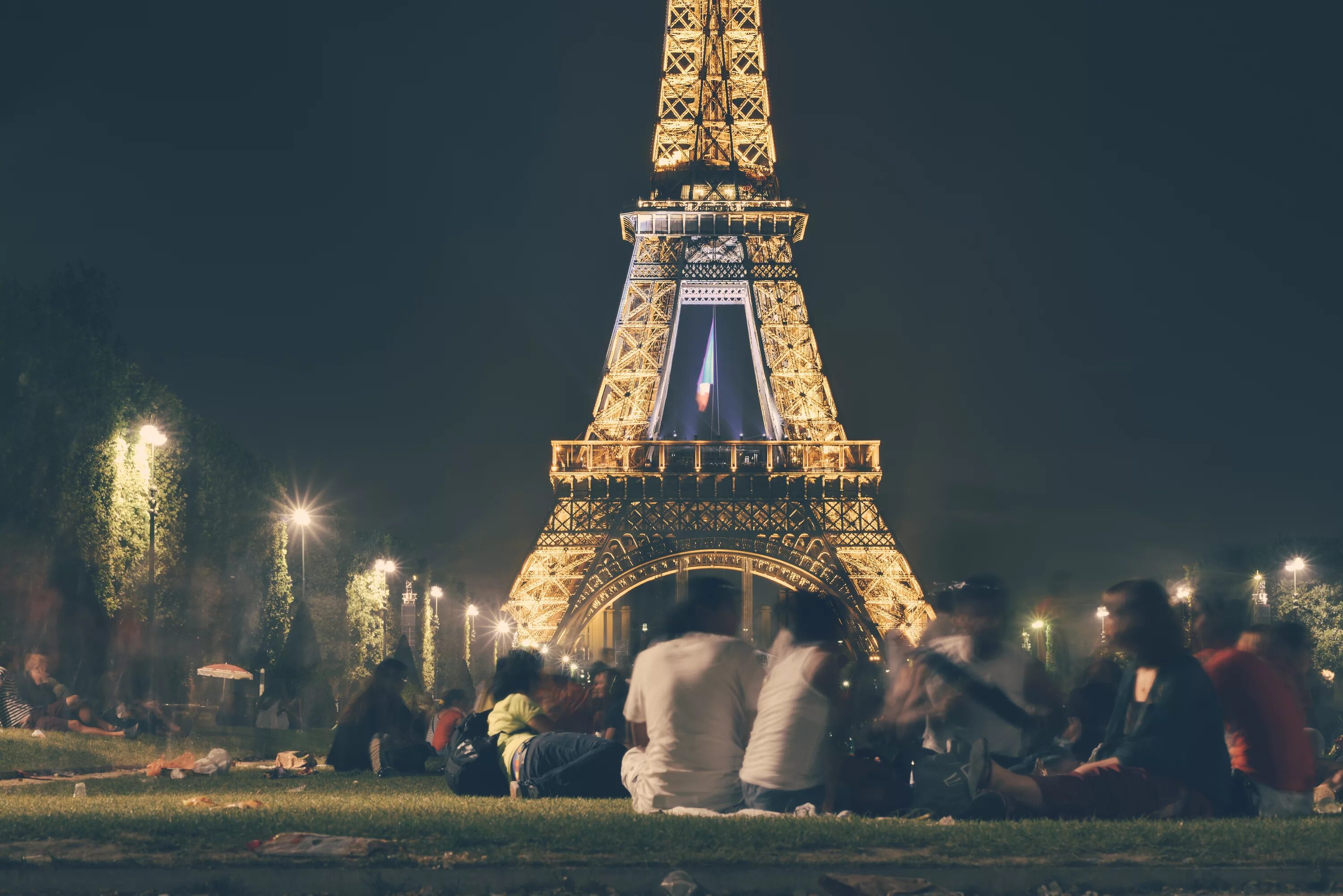 Франция Париж эльфивая башня. Эйфелева башня (la Tour Eiffel). Эйфелева башня в Париже фото. Франция эльфивая башня ночью.