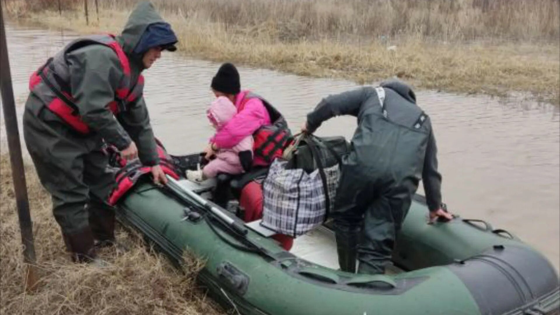 Человек в лодке. Спасатели на воде. Наводнение. Противопаводковые мероприятия.