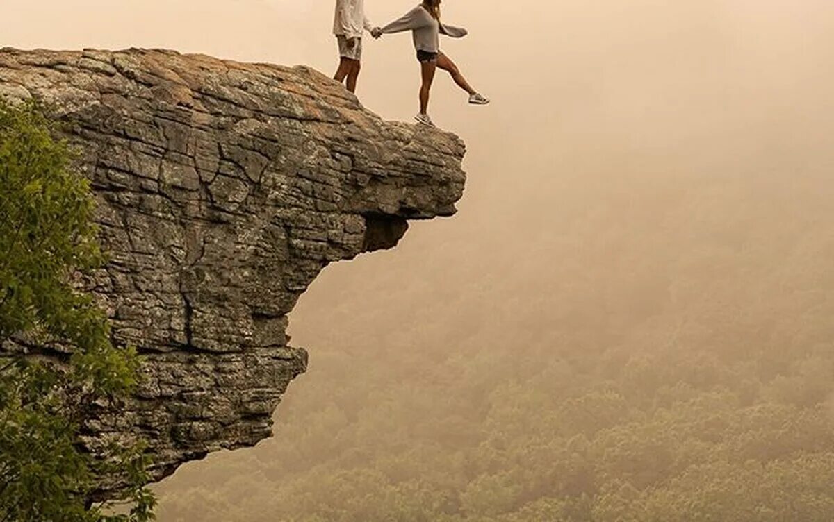 пропасть без людей. фотосессия на обрыве. колодец иакова техас. человек на обрыве скалы. человек на скале.