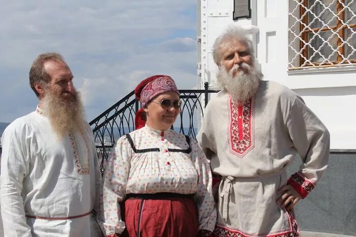 отличительный красный элемент в одежде староверов