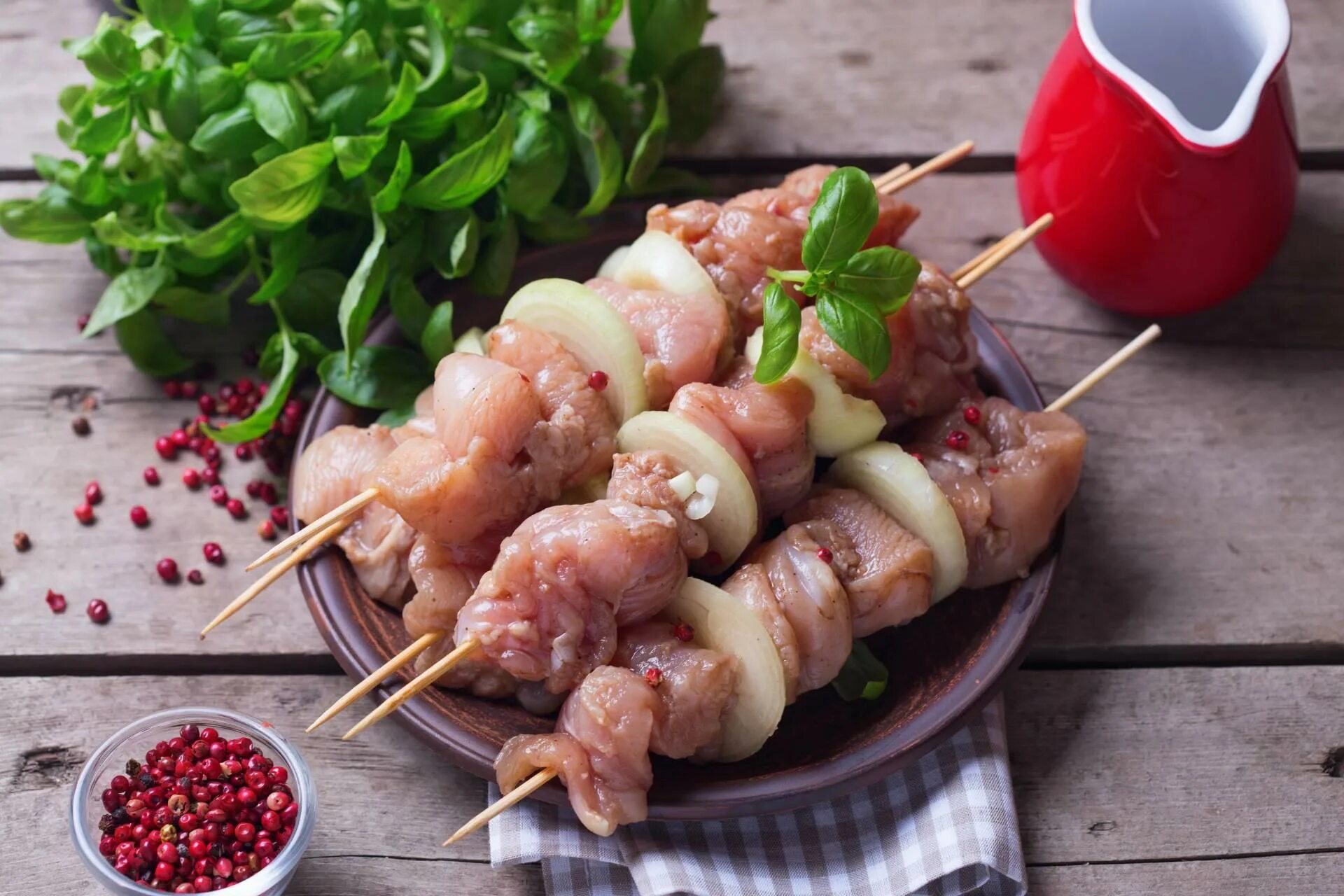 Шашлык в сыром виде. Шашлык сырой. шашлык куриный. шашлык с микрозеленью. шашлыки маринованные.