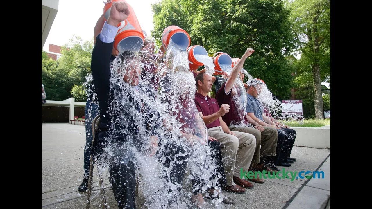 Als bucket challenge. Айс бакет челлендж. als ice bucket challenge. флешмоб обливание холодной водой. обливание водой челлендж.