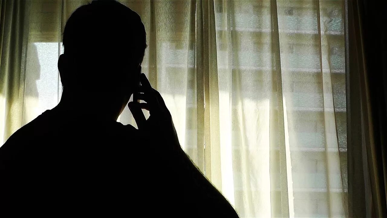 Звонок поздно вечером. Звонок поздно вечером. Звоните поздней ночью мне друзья губерман. Звоните поздней ночью мне друзья не бойтесь помешать и разбудить. Лампочка зажглась.