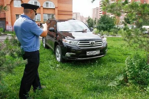 Штраф в москве за парковку на газоне