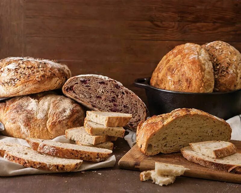 Видео печь хлеб. Хлеб деревенский. Хлеб из печи. Печь для хлебобулочных изделий. Старомодный деревенский хлеб.