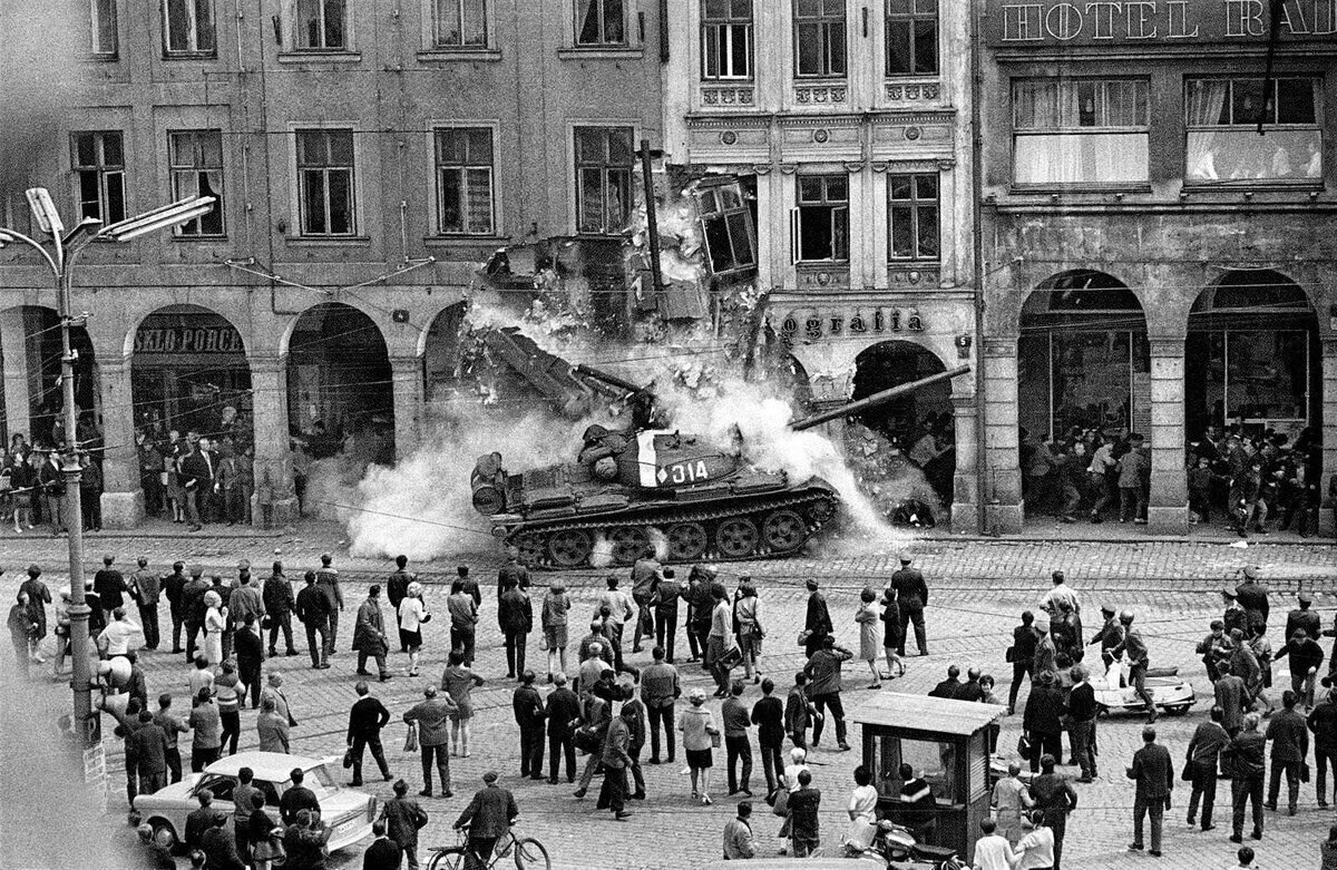 Протесты в чехословакии. Операция «Дунай». Чехословакия, 1968 год.. Вторжение в Чехословакию 1968.