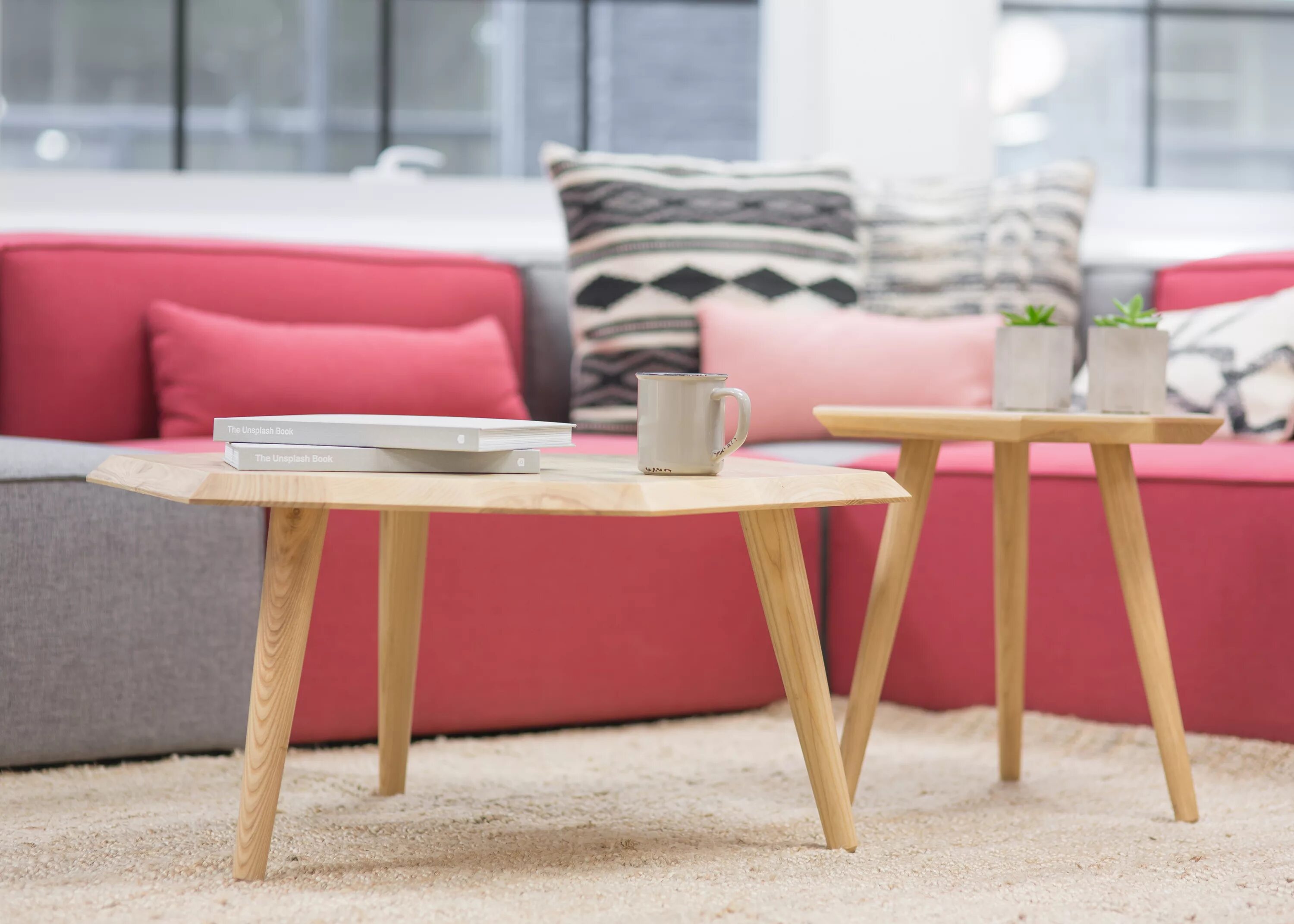 Подпереть стол. Стол для дивана дизайнерский. Стол the idea. Журнальный стол в стиле Модерн. Стол на полу.