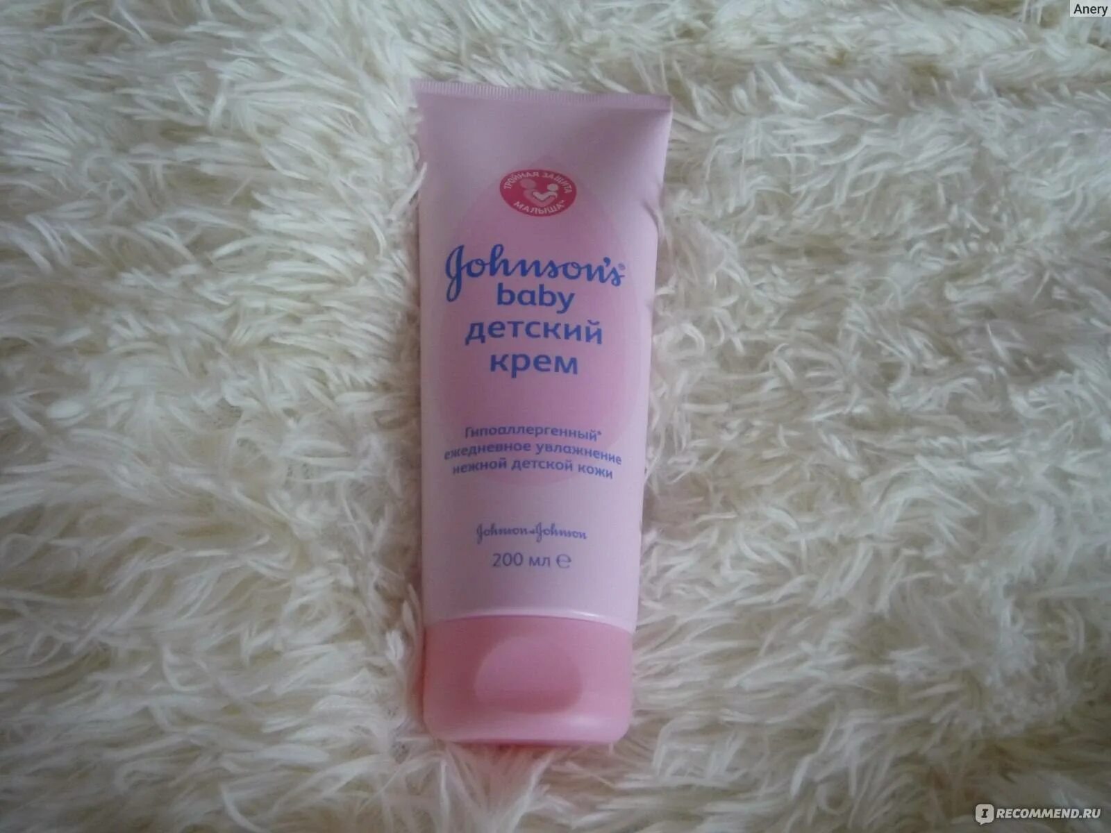 Крем от шелушения кожи в аптеке. Крем для лица от шелушения кожи. Крем для лица от сухости. Сильно шелушится кожа лица крем?. Крем от шелушения кожи у детей.