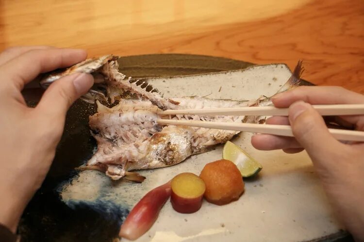 Кости рыбы собаке. Рыбная кость. Рыбные кости в еде.