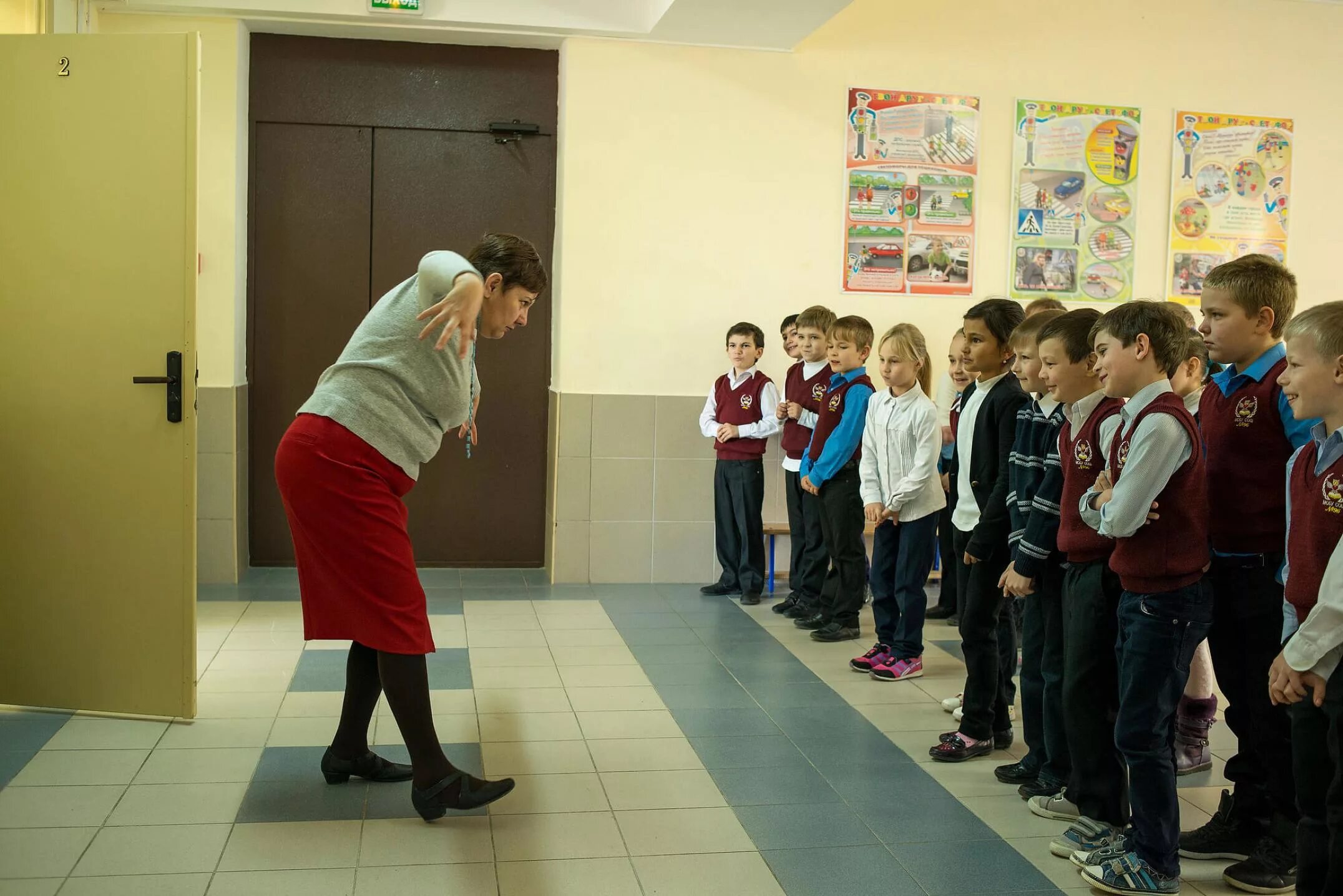 Класс войти школьнику. Перемена в школе. Школьники на перемене. Перменав школе. Ученики в коридоре.