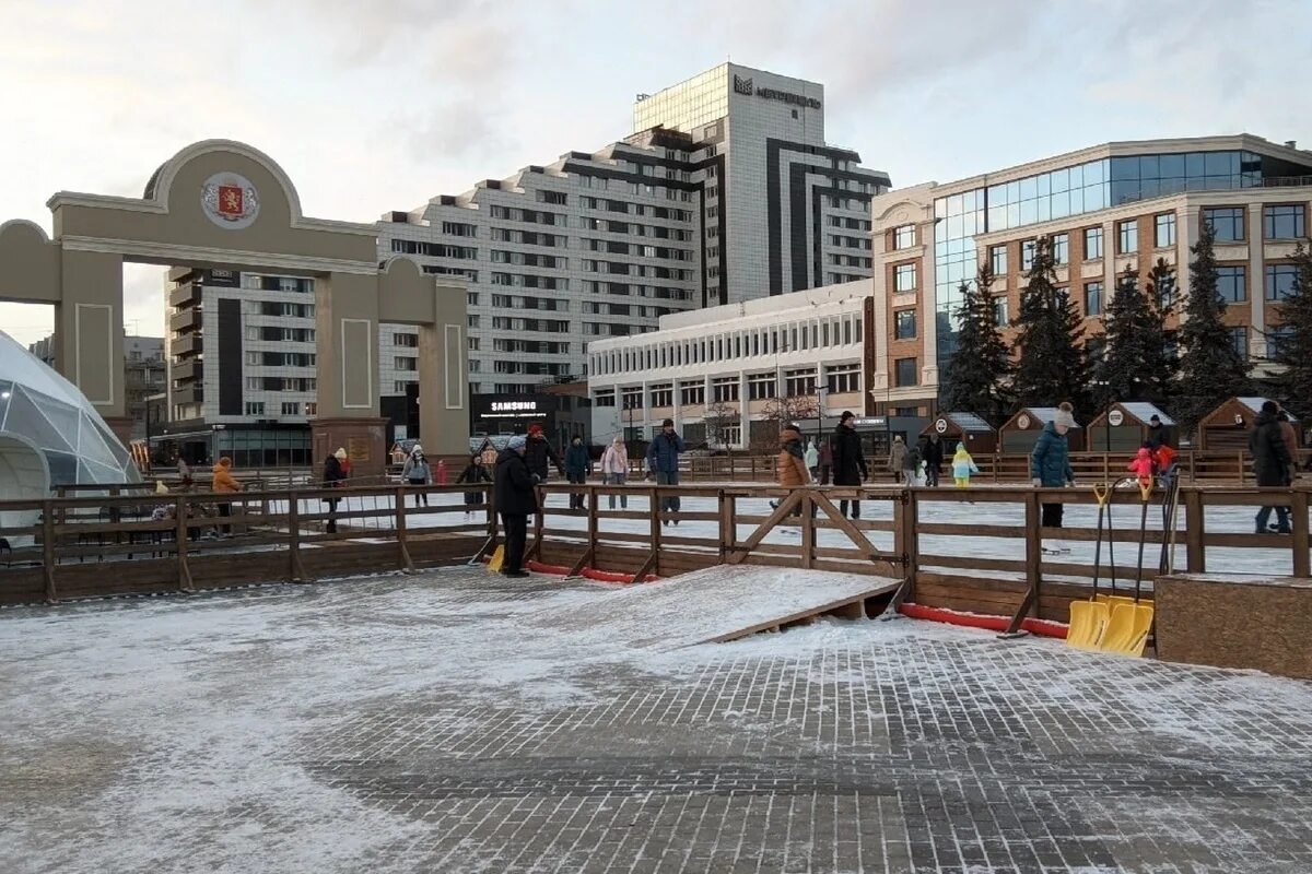 Колл красноярск. Каток на острове Татышев Красноярск. Татышев парк Красноярск каток.