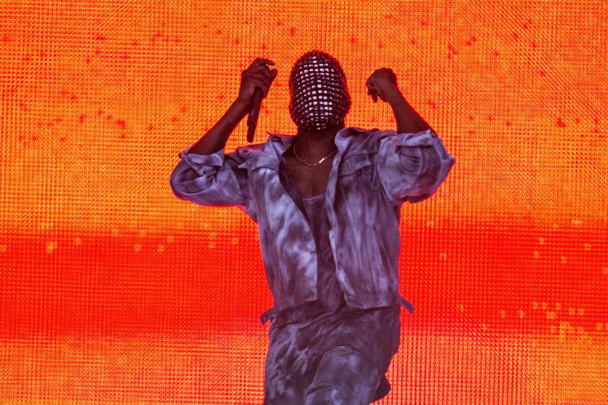 Kanye West. Kanye West в маске. Канье Уэст изус.