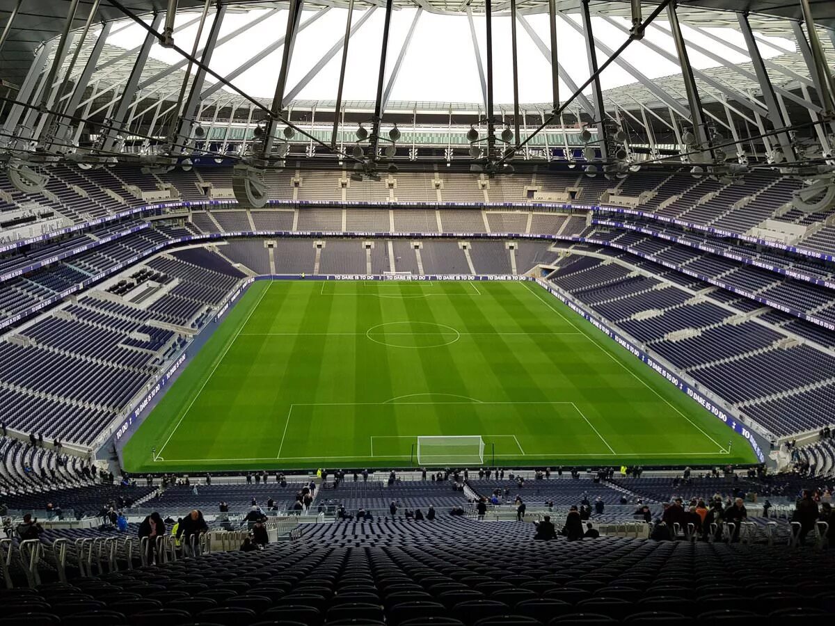 Тоттенхэм Арена внутри. Стадион Tottenham Hotspur Stadium в Тоттенеме, Лондон, Великобритания.. Тоттенхэм стадион сверху. Стадион Тоттенхэм подтрибунка. Фото нового стадиона