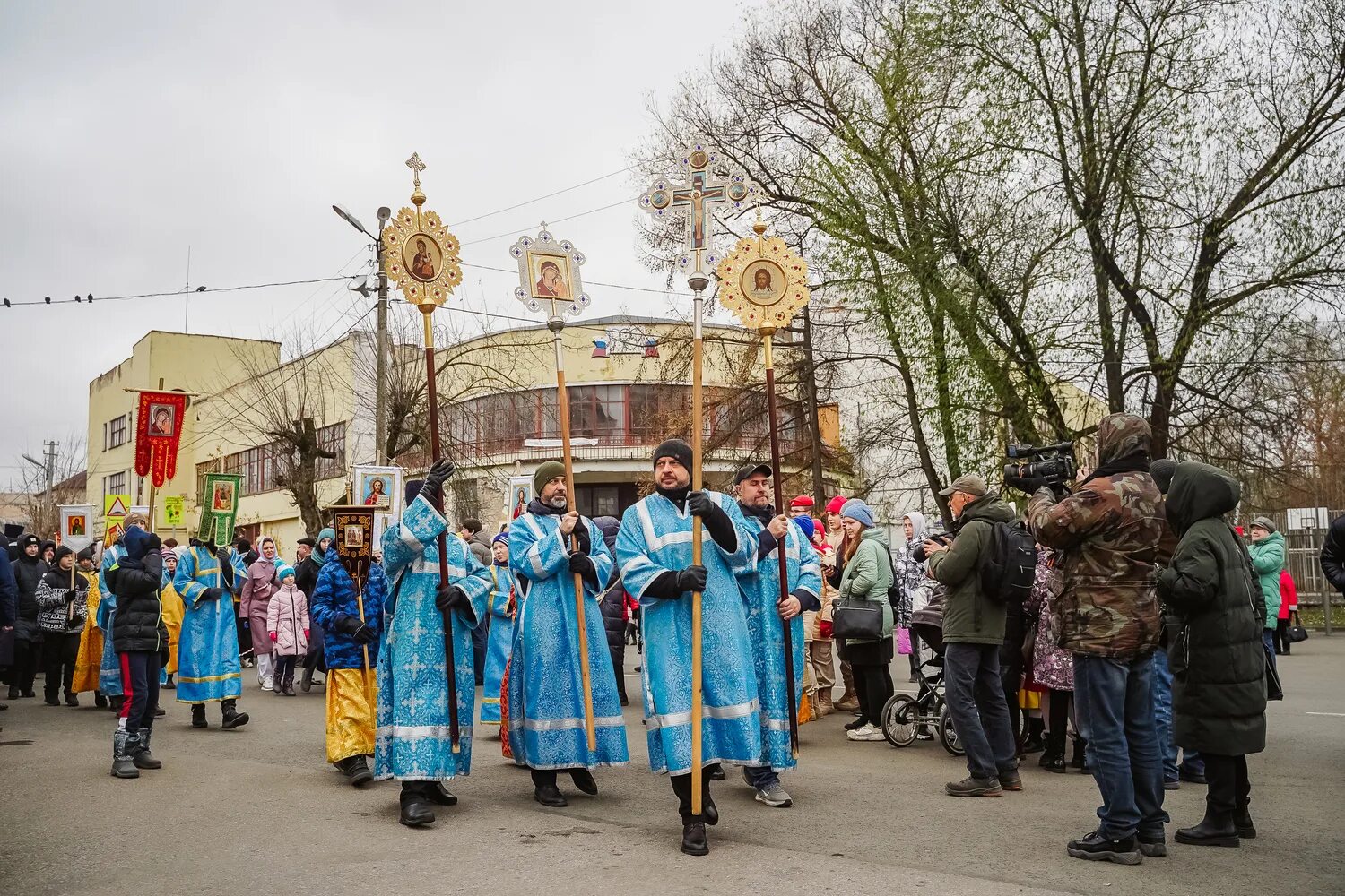 Крестный ход в москве 4 ноября. Крестный ход в твери. дореволюционная тверь крестный ход. в твери казанской крестный ход. в твери состоялся общегородской крестный ход.