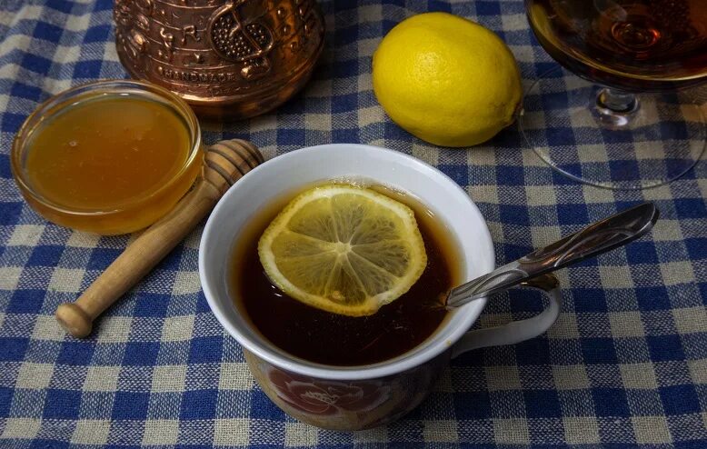 Чай с лимоном и медом. Мед с чаем. Черный чай с медом и лимоном. Чашка чаю с медом. Черный чай с медом