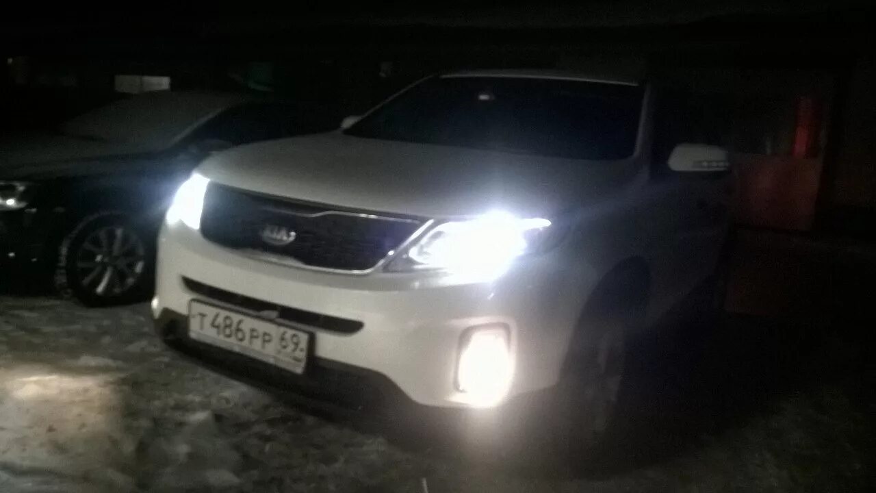 Тухнет ксенон. Ксенон место галоген Kia Sorento. Диодные лампочки противотуманки Kia Sorento 2 XM. Ближний свет на Киа Соренто хм. Лампочки ксенона на Соренто 2.