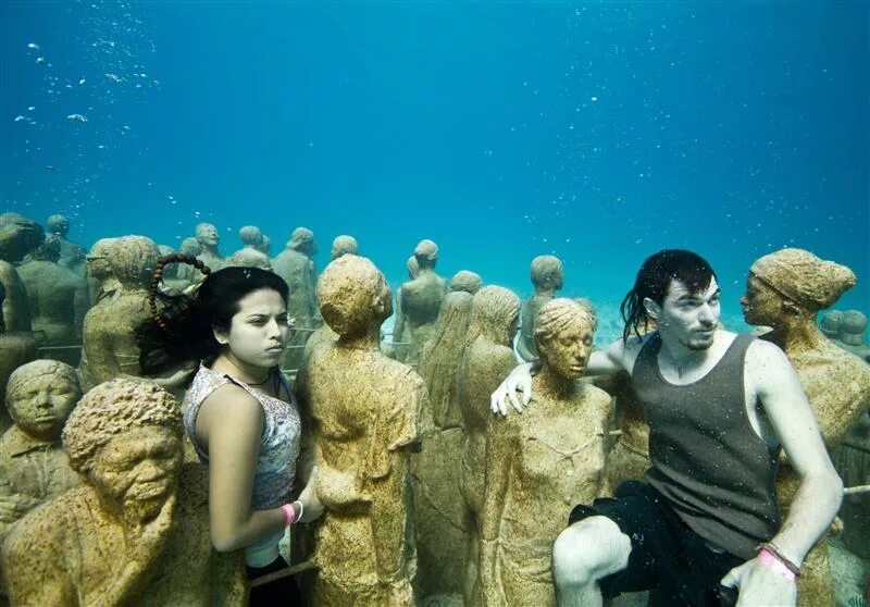 Сколько людей живет в воде. Люди которые живут под водой. Жизнь человека под водой. Жить под водой.