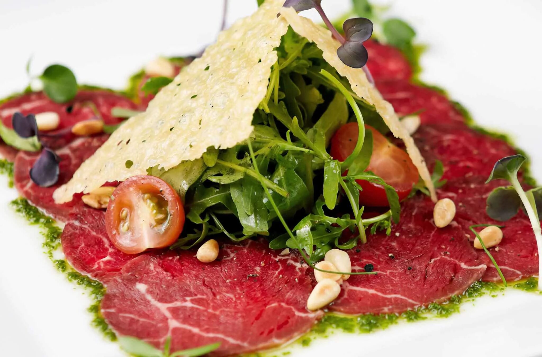 Карпаччо из тунца. Карпаччо с лососем. Рыбное карпаччо. Карпаччо с лососем. Холодные закуски в ресторане.