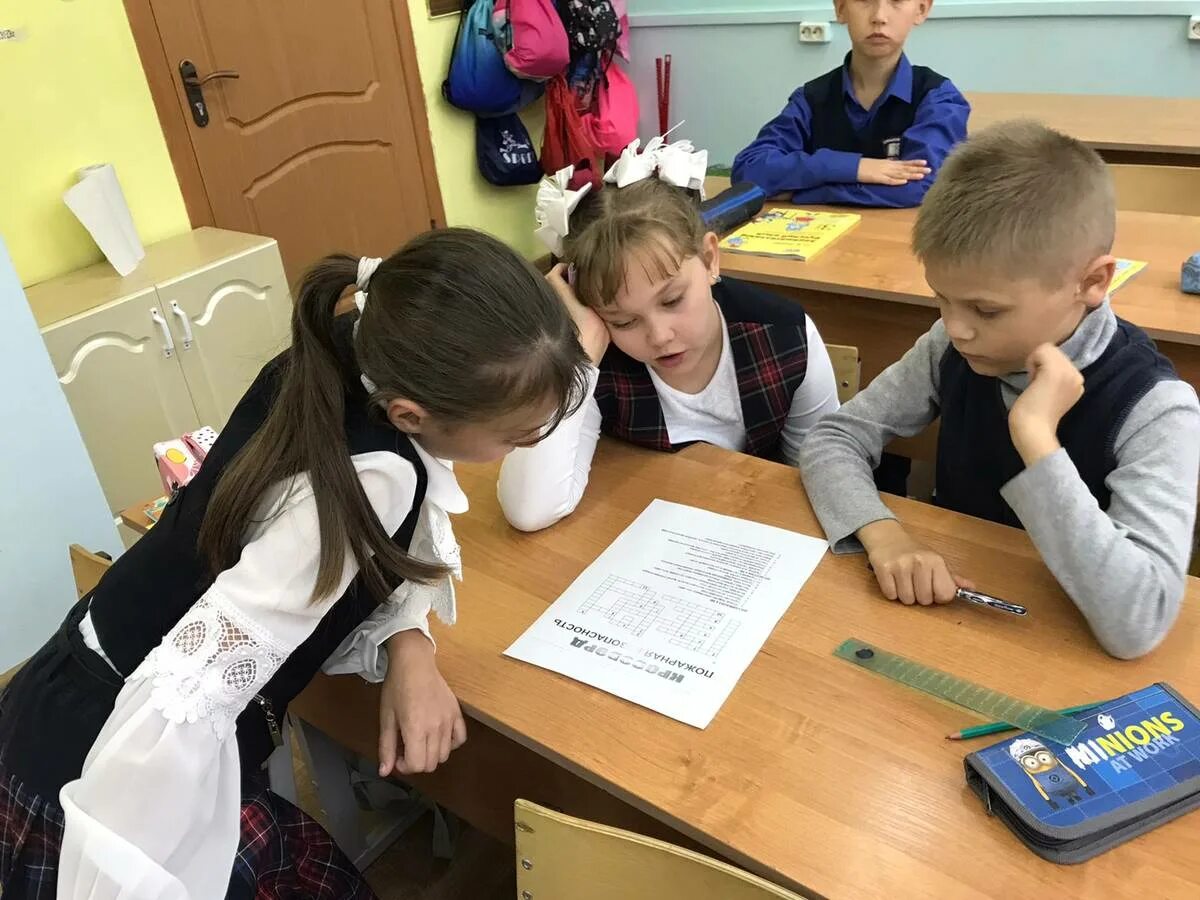 Почему в субботу ученики учатся 27 апреля. Школьники. старшеклассники в школе. школьники учатся. обучение школьников.
